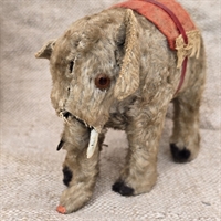 elefant-beige-plys-gammelt-optraek-legetoej-med-noegle-virker-ikke